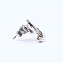 Load image into Gallery viewer, CHANEL シャネル ココマーク シルバーピアス メタル 01P刻印 アクセサリー 両耳用 イヤリング 重量4.01g フランス製 美品 中古 4c073161