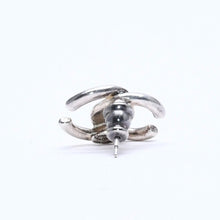 Load image into Gallery viewer, CHANEL シャネル ココマーク シルバーピアス メタル 01P刻印 アクセサリー 両耳用 イヤリング 重量4.01g フランス製 美品 中古 4c073161