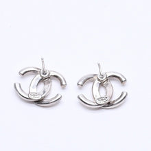 Load image into Gallery viewer, CHANEL シャネル ココマーク シルバーピアス メタル 01P刻印 アクセサリー 両耳用 イヤリング 重量4.01g フランス製 美品 中古 4c073161