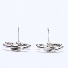Load image into Gallery viewer, CHANEL シャネル ココマーク シルバーピアス メタル 01P刻印 アクセサリー 両耳用 イヤリング 重量4.01g フランス製 美品 中古 4c073161