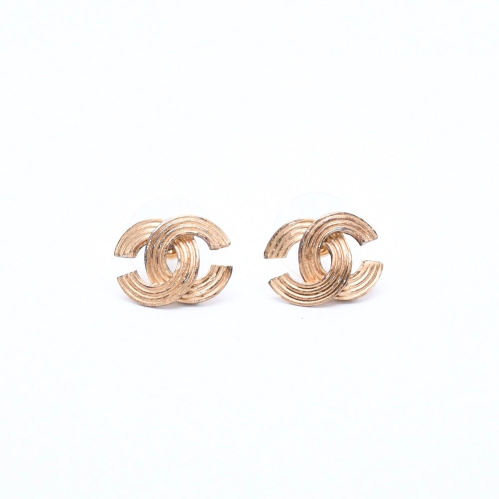 CHANEL シャネル ココマーク型スタッドピアス リブテクスチャー 00A刻印 ゴールド アクセサリー 両耳用 メタル 重量2.47g フランス製 美品 中古 4c074901