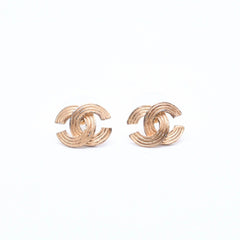 CHANEL シャネル ココマーク型スタッドピアス リブテクスチャー 00A刻印 ゴールド アクセサリー 両耳用 メタル 重量2.47g フランス製 美品 中古 4c074901