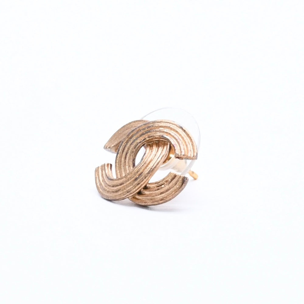 CHANEL シャネル ココマーク型スタッドピアス リブテクスチャー 00A刻印 ゴールド アクセサリー 両耳用 メタル 重量2.47g フランス製 美品 中古 4c074901