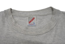 画像をギャラリービューアに読み込む, VINTAGE ヴィンテージ 90's NEW YORK it ain't kansas メッセージTシャツ サイズL 拳銃 グレー 美品 中古 4b001549