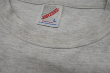 画像をギャラリービューアに読み込む, VINTAGE ヴィンテージ 90's NEW YORK it ain't kansas メッセージTシャツ サイズL 拳銃 グレー 美品 中古 4b001549