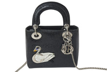 Load image into Gallery viewer, Christian Dior クリスチャンディオール レディディオール スワン ミニハンドバッグ 32-MA-0166 パテントレザー カナージュ 美品 中古 4b001647