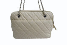 Load image into Gallery viewer, CHANEL シャネル マトラッセ ココマーク チェーントートバック 20番台 キャビアスキン ベージュ シルバー金具 美品 中古 4b001713