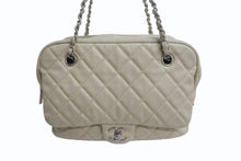 Load image into Gallery viewer, CHANEL シャネル マトラッセ ココマーク チェーントートバック 20番台 キャビアスキン ベージュ シルバー金具 美品 中古 4b001713