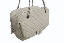 Load image into Gallery viewer, CHANEL シャネル マトラッセ ココマーク チェーントートバック 20番台 キャビアスキン ベージュ シルバー金具 美品 中古 4b001713