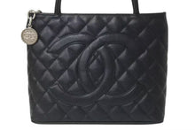 Load image into Gallery viewer, 新品同様 CHANEL シャネル 復刻トートバッグ ハンドバッグ 9番台 キャビアスキン ブラック ココマーク ロゴ 鞄 シルバー金具 中古 4b001726