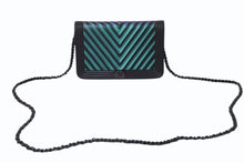 Load image into Gallery viewer, CHANEL シャネル ボーイシャネル チェーンウォレット 23番台 ココマーク カーフスキン ブラック 玉虫カラー 美品 中古 4b001737