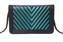 Load image into Gallery viewer, CHANEL シャネル ボーイシャネル チェーンウォレット 23番台 ココマーク カーフスキン ブラック 玉虫カラー 美品 中古 4b001737