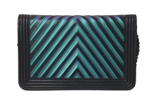 Load image into Gallery viewer, CHANEL シャネル ボーイシャネル チェーンウォレット 23番台 ココマーク カーフスキン ブラック 玉虫カラー 美品 中古 4b001737