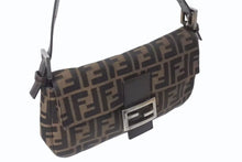 画像をギャラリービューアに読み込む, FENDI フェンディ マンマバケット ワンショルダーバッグ 26424 ズッカ柄 ブラウン キャンバス レザー シルバー金具 美品 中古 4b001773