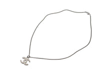 Load image into Gallery viewer, 極美品 CHANEL シャネル ココマーク ネックレス 05V シルバー ホワイト メタル ロゴ アクセサリー ジュエリー 5.8g 中古 4b001974