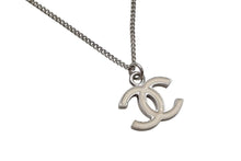 Load image into Gallery viewer, 極美品 CHANEL シャネル ココマーク ネックレス 05V シルバー ホワイト メタル ロゴ アクセサリー ジュエリー 5.8g 中古 4b001974