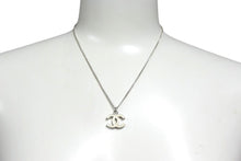 Load image into Gallery viewer, 極美品 CHANEL シャネル ココマーク ネックレス 05V シルバー ホワイト メタル ロゴ アクセサリー ジュエリー 5.8g 中古 4b001974