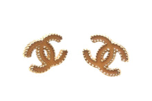 Load image into Gallery viewer, CHANEL シャネル ココマーク ピアス A12V 重量約3.6g ベージュ ゴールド メタル 両耳用 美品 中古 4b001975