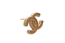 Load image into Gallery viewer, CHANEL シャネル ココマーク ピアス A12V 重量約3.6g ベージュ ゴールド メタル 両耳用 美品 中古 4b001975