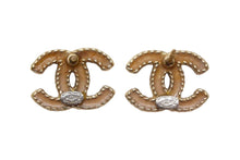 Load image into Gallery viewer, CHANEL シャネル ココマーク ピアス A12V 重量約3.6g ベージュ ゴールド メタル 両耳用 美品 中古 4b001975