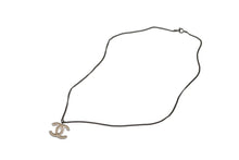 Load image into Gallery viewer, CHANEL シャネル ココマーク ネックレス 02C シルバー ホワイト メタル ロゴ アクセサリー 重量約5.8g 美品 中古 4b001984