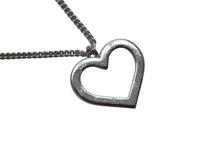 Load image into Gallery viewer, CHANEL シャネル ココマークネックレス ハートチャーム 04P刻印 重量約9.9メタル シルバー シルバー金具 美品 中古 4b001985