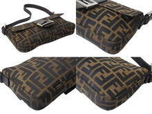画像をギャラリービューアに読み込む, FENDI フェンディ マンマバケット ワンショルダーバッグ 26424 ズッカ柄 ブラウン キャンバス レザー シルバー金具 美品 中古 4b002045