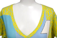 画像をギャラリービューアに読み込む, Christian Dior クリスチャンディオール ガリアーノ期 トロッター ナンバリングTシャツ Vネック 5E16155950 ライトブルー イエロー ライトグリーン 水色 サイズ US 8 中古 4b002080
