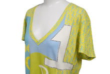 画像をギャラリービューアに読み込む, Christian Dior クリスチャンディオール ガリアーノ期 トロッター ナンバリングTシャツ Vネック 5E16155950 ライトブルー イエロー ライトグリーン 水色 サイズ US 8 中古 4b002080