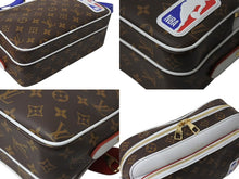 画像をギャラリービューアに読み込む, 極美品 LOUIS VUITTON x NBA ルイヴィトン モノグラム M45584 ナイルメッセンジャーPM ショルダーバッグ 中古 4b002168