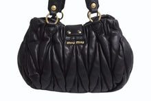 Load image into Gallery viewer, MIUMIU ミュウミュウ 2WAY マテラッセ ショルダーバッグ ハンドバッグ キルティング ブラック レザー ゴールド金具 美品 中古 4b002243