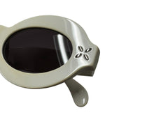 Load image into Gallery viewer, ALAIA アライア オーバル サングラス ホワイト プラスチック アイウェア 小物 49☐22-140 AA0059S シルバー金具 美品 中古 4b002292