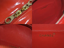 Load image into Gallery viewer, CHANEL シャネル ヴィンテージ ラウンド バニティバッグ チェーンハンドル ココマーク パテント レッド 激レア 美品 中古 4b002305