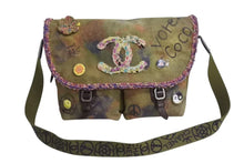 Load image into Gallery viewer, 極美品 CHANEL シャネル エンブロイダリー メッセンジャーバッグ 20番台 グラフィティ カーキ ココマーク A92790 中古 4b002336