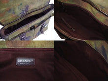 Load image into Gallery viewer, 極美品 CHANEL シャネル エンブロイダリー メッセンジャーバッグ 20番台 グラフィティ カーキ ココマーク A92790 中古 4b002336