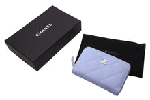 Load image into Gallery viewer, 極美品 CHANEL シャネル ジップコインケース 小銭入れ AP0216 キャビアスキン ライトブルー ゴールド金具 中古 4b002337