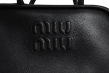 Load image into Gallery viewer, 極美品 MIU MIU ミュウミュウ ボー レザー マイクロバッグ ハンドバッグ 5NR036 カーフ ブラック ゴールド金具 中古 4b002342