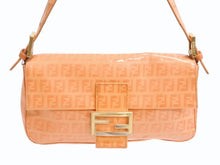 画像をギャラリービューアに読み込む, FENDI フェンディ ズッキーノ柄 マンマバケット ワンショルダーバッグ 総柄 エナメル レザー オレンジ ゴールド金具 美品 中古 4b002397