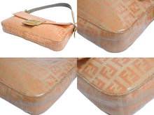 画像をギャラリービューアに読み込む, FENDI フェンディ ズッキーノ柄 マンマバケット ワンショルダーバッグ 総柄 エナメル レザー オレンジ ゴールド金具 美品 中古 4b002397