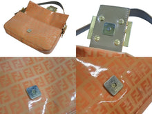 画像をギャラリービューアに読み込む, FENDI フェンディ ズッキーノ柄 マンマバケット ワンショルダーバッグ 総柄 エナメル レザー オレンジ ゴールド金具 美品 中古 4b002397