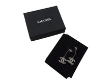 Load image into Gallery viewer, 新品未使用 CHANEL シャネル チェーンピアス 重量約11.0g B19V刻印 メタル ラインストーン シルバー クリア 両耳用 ぶら下がり 中古 4c071430