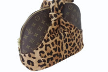 Load image into Gallery viewer, 極美品 LOUIS VUITTON ルイヴィトン アルマ ハンドバッグ M99032 モノグラム レオパード アズディン アライア 100周年限定 中古 4b002550
