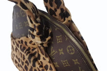 Load image into Gallery viewer, 極美品 LOUIS VUITTON ルイヴィトン アルマ ハンドバッグ M99032 モノグラム レオパード アズディン アライア 100周年限定 中古 4b002550