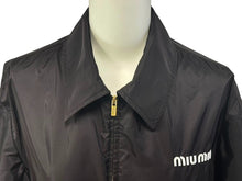 画像をギャラリービューアに読み込む, 極美品 MIUMIU ミュウミュウ ジャケット フルジップ ドロスト ブラック ナイロン サイズ38 ゴールド金具 中古 4b002566