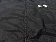 画像をギャラリービューアに読み込む, 極美品 MIUMIU ミュウミュウ ジャケット フルジップ ドロスト ブラック ナイロン サイズ38 ゴールド金具 中古 4b002566