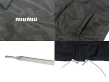 画像をギャラリービューアに読み込む, 極美品 MIUMIU ミュウミュウ ジャケット フルジップ ドロスト ブラック ナイロン サイズ38 ゴールド金具 中古 4b002566