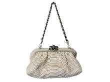 Load image into Gallery viewer, 極美品 CHANEL シャネル チェーンハンドバッグ 14番台 ココマーク ホワイト系 アンティークシルバー金具 中古 4b002586