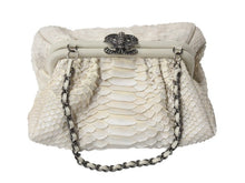 Load image into Gallery viewer, 極美品 CHANEL シャネル チェーンハンドバッグ 14番台 ココマーク ホワイト系 アンティークシルバー金具 中古 4b002586