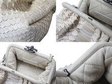 Load image into Gallery viewer, 極美品 CHANEL シャネル チェーンハンドバッグ 14番台 ココマーク ホワイト系 アンティークシルバー金具 中古 4b002586