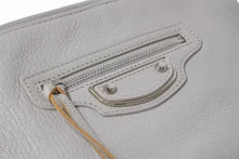 画像をギャラリービューアに読み込む, BALENCIAGA バレンシアガ メタルエッジ クラッチバッグ 390174 グレー レザー シルバー金具 手持ち ポーチ 美品 中古 4b002642